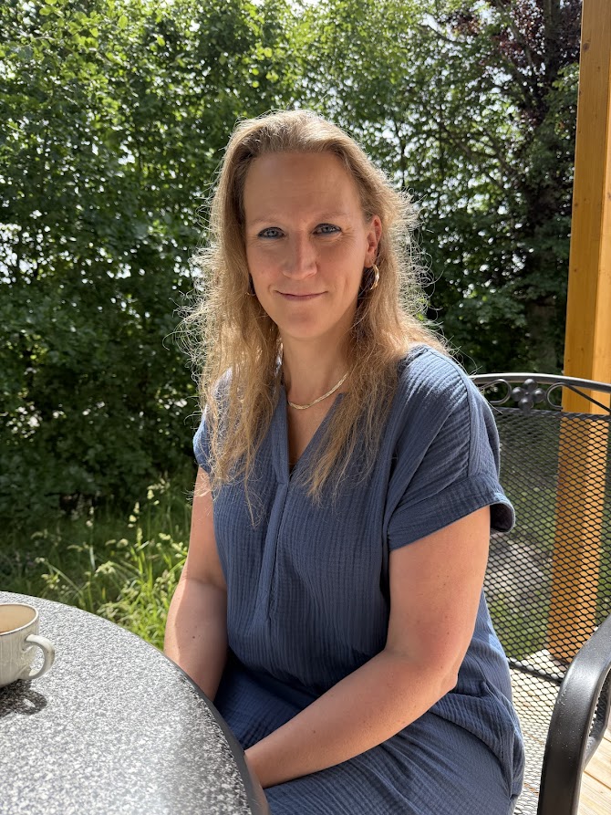 Sabine Rost auf der Terrasse im 5-Seen-Land